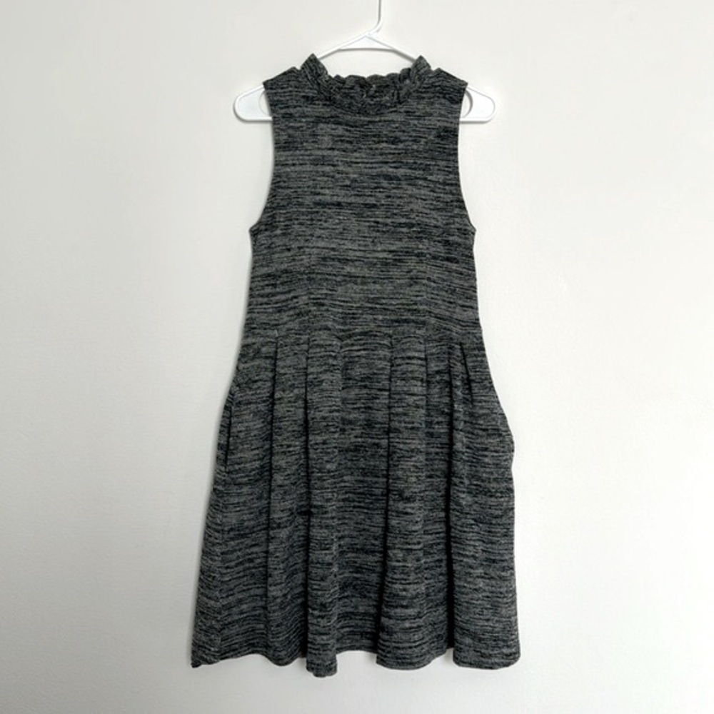 Sleeveless 3/4 dress.